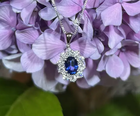 blu ardente collana con diamanti